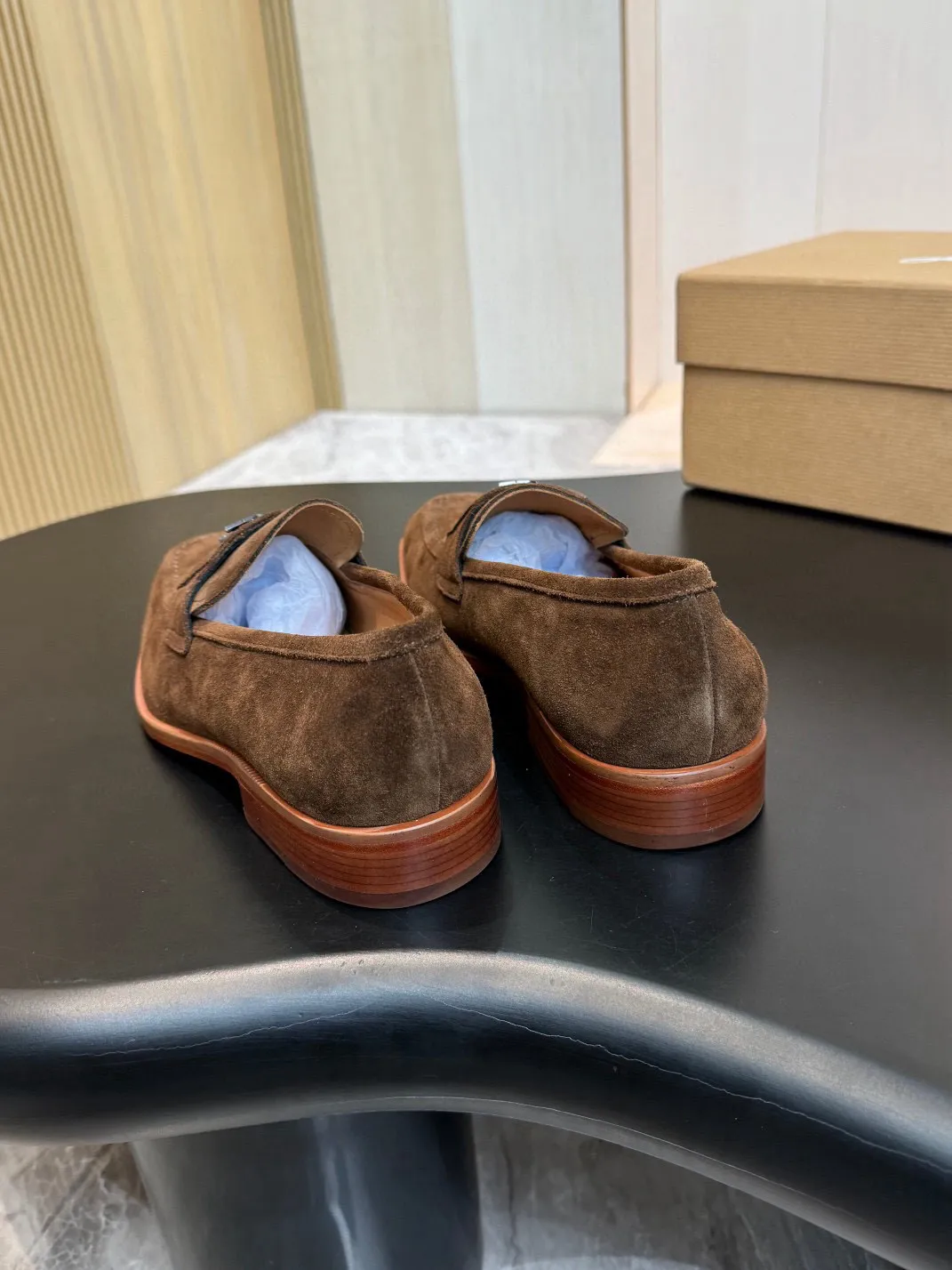 💰960 Christia*.Loubouti*🆑High-end men’s business formal leather shoes｜Classic red-soled shoes｜Original imported first-layer cowhide｜Iconic rivet decoration｜Water-dyed cowhide lining｜Italian imported red cowhide outsole｜High-end luxury｜Perfect interpretation of fashion, sunshine, style, suitable for various occasions Size: 39-44 (customized at 38.45.46)✅